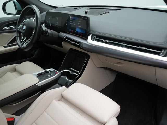 BMW X1 xDrive23i M Sport 204pk Dealer O.H | Panodak | Adaptive Cruise | Lederen Sportstoelen Massage & Memory | Head Up | 360 Camera | Harman Kardon | Widescreen Navi | Parkassist | Keyless | 19"L.M | Apple Carplay |