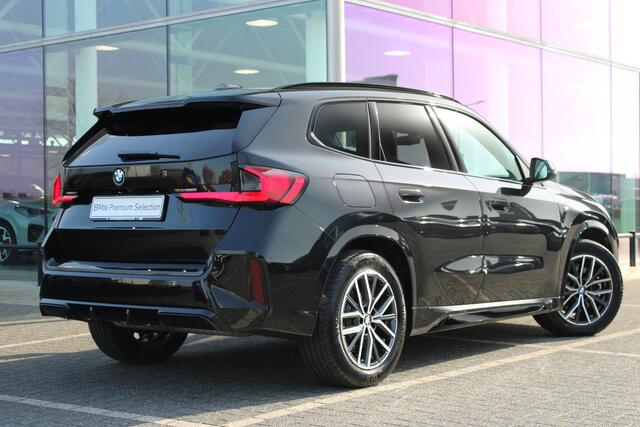 BMW X1 xDrive23i High Executive M Sport Automaat / Trekhaak / Sportstoelen / Parking Assistant Professional / Comfort Access / Head-Up / M Adaptief onderstel / Stuurverwarming