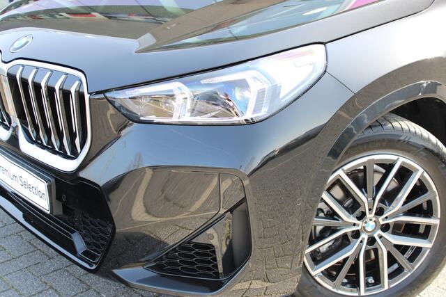 BMW X1 xDrive23i High Executive M Sport Automaat / Trekhaak / Sportstoelen / Parking Assistant Professional / Comfort Access / Head-Up / M Adaptief onderstel / Stuurverwarming