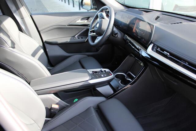 BMW X1 xDrive23i High Executive M Sport Automaat / Trekhaak / Sportstoelen / Parking Assistant Professional / Comfort Access / Head-Up / M Adaptief onderstel / Stuurverwarming