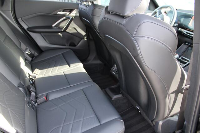 BMW X1 xDrive23i High Executive M Sport Automaat / Trekhaak / Sportstoelen / Parking Assistant Professional / Comfort Access / Head-Up / M Adaptief onderstel / Stuurverwarming