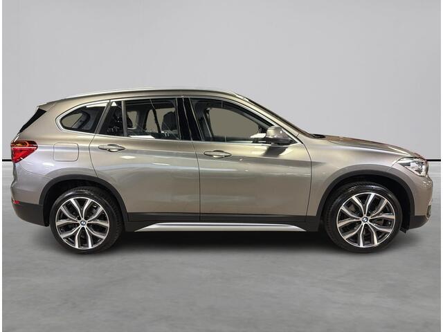 BMW X1 sDrive20i High Executive Panorama dak, Leer, NAP