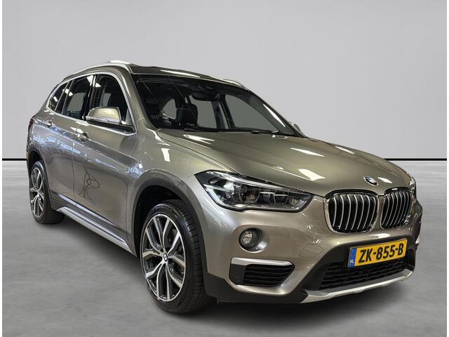 BMW X1 sDrive20i High Executive Panorama dak, Leer, NAP