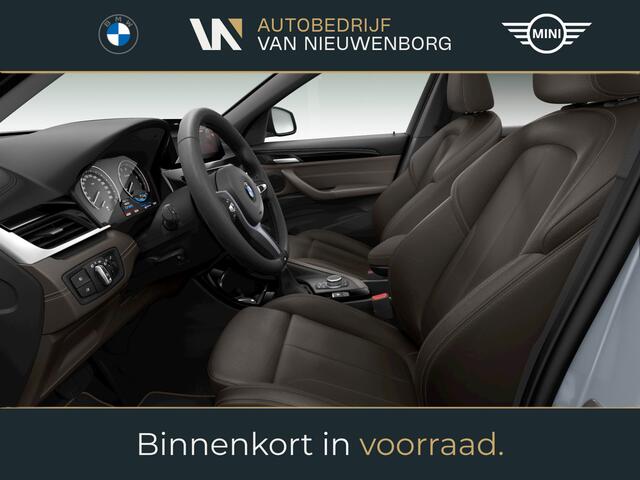 BMW X1 xDrive25e M-Sport | Facelift | Storm Bay Metallic | Panoramadak | Adaptive Cruise | Trekhaak | HUD | Lederen Sportstoelen | Keyless | Adaptive LED | Dealer O.H.