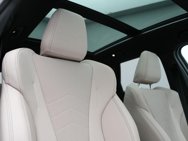 BMW X1 sDrive20i M Sport 170pk Dealer O.H. | Panodak | Lederen Sportstoelen Verwarmd | Adaptive M Onderstel | Widescreen Navi | Camera | Keyless | Adaptive LED | Sfeerverlichting | Apple Carplay | Navigatie | DAB |