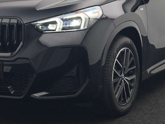 BMW X1 sDrive20i M Sport 170pk Dealer O.H. | Panodak | Lederen Sportstoelen Verwarmd | Adaptive M Onderstel | Widescreen Navi | Camera | Keyless | Adaptive LED | Sfeerverlichting | Apple Carplay | Navigatie | DAB |