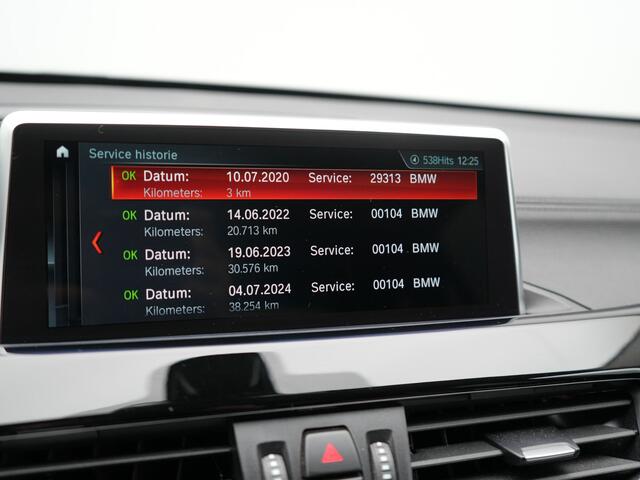 BMW X1 xDrive25e Sportline Plug In Hybrid 221pk Dealer O.H. PHEV | Trekhaak Afn. | Adaptive Cruise | Camera | Sportstoelen Verwarmd | Sfeerverlichting | Keyless | LED Koplampen | Navigatie | DAB |