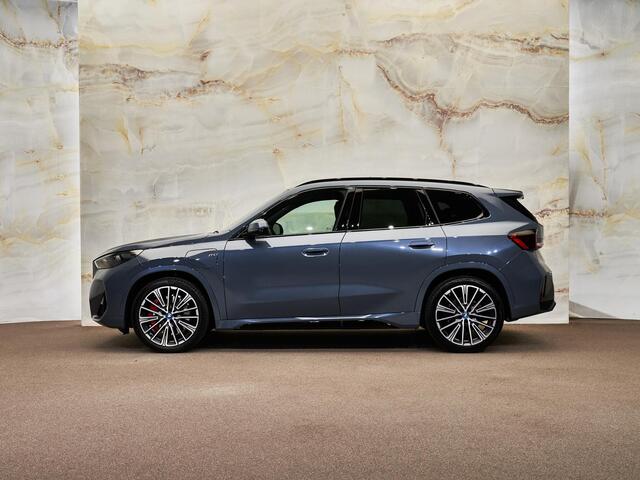 BMW X1 xDrive30e M Sport Pro, M stoelen, pano, tr.haak, H/K, 20", HUD, ACC, keyless, privacy