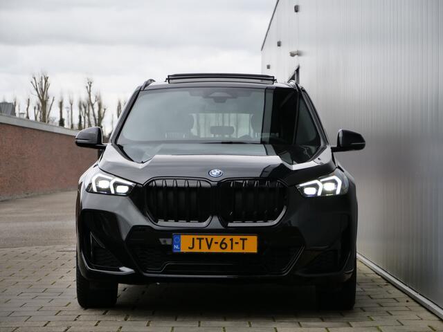 BMW X1 xDrive25e M Sport pakket Pro 245 Pk Automaat Schuifdak / Winterpakket / Harman Kardon