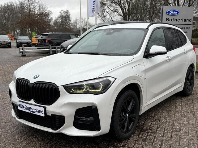 BMW X1 xDrive25e M Sport 220 PK PHEV | Plug-in Hybride | M pakket | Trekhaak | 19 inch | Camera | Sportstoelen | Stoelverwarming | Adaptive Led | Individual dakhemel | Elektrische achterklep