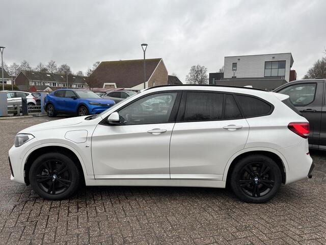 BMW X1 xDrive25e M Sport 220 PK PHEV | Plug-in Hybride | M pakket | Trekhaak | 19 inch | Camera | Sportstoelen | Stoelverwarming | Adaptive Led | Individual dakhemel | Elektrische achterklep