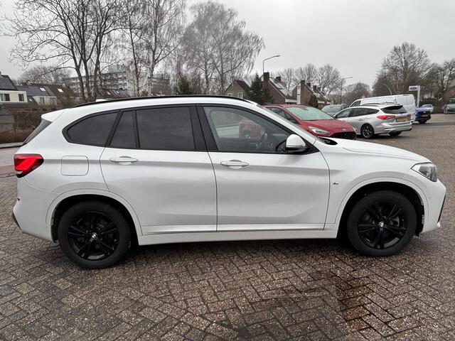 BMW X1 xDrive25e M Sport 220 PK PHEV | Plug-in Hybride | M pakket | Trekhaak | 19 inch | Camera | Sportstoelen | Stoelverwarming | Adaptive Led | Individual dakhemel | Elektrische achterklep