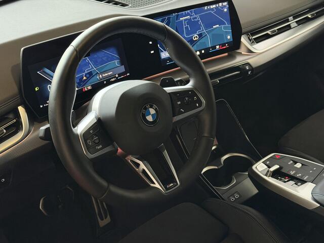 BMW X1 SDRIVE M-SPORT ELEK.KLEP CRUISE LEER/ALCANTARA SHADOW LINE NAVI LED CAMERA M-SPORT INTERIEUR / EXTERIEUR ? Top Auto's. Al 30 Jaar uw Bmw Specialist in , BMW M / M Sport / PHEV / HEV / Hybrid / Mhev / 25e / 30e / xDrive25e // xDrive30e / sDrive18i / sDriv