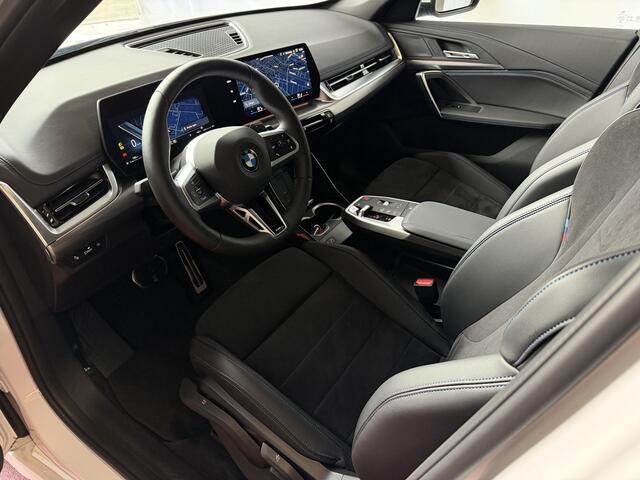 BMW X1 SDRIVE M-SPORT SHADOW LINE NAVI LED ELEK.KLEP ADAP.CRUISE LEER/ALCANTARA CAMERA M-SPORT INTERIEUR / EXTERIEUR ? Top Auto's. Al 30 Jaar uw Bmw Specialist in , BMW M / M Sport / PHEV / HEV / Hybrid / Mhev / 25e / 30e / xDrive25e // xDrive30e / sDrive18i / 