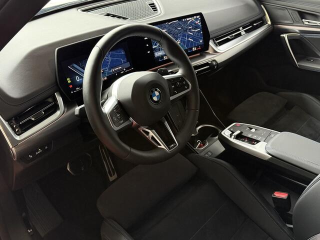 BMW X1 SDRIVE M-SPORT SHADOW LINE NAVI LED ELEK.KLEP ADAP.CRUISE LEER/ALCANTARA CAMERA M-SPORT INTERIEUR / EXTERIEUR ? Top Auto's. Al 30 Jaar uw Bmw Specialist in , BMW M / M Sport / PHEV / HEV / Hybrid / Mhev / 25e / 30e / xDrive25e // xDrive30e / sDrive18i / 