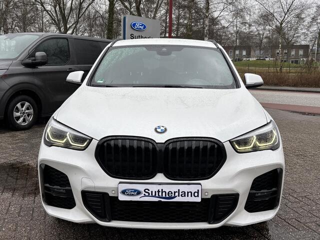 BMW X1 xDrive25e M Sport |SCI| 220 PK PHEV | Plug-in Hybride | M pakket | Trekhaak | 19 inch | Camera | Sportstoelen | Stoelverwarming | Adaptive Led | Individual dakhemel | Elektrische achterklep