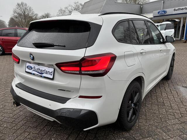 BMW X1 xDrive25e M Sport |SCI| 220 PK PHEV | Plug-in Hybride | M pakket | Trekhaak | 19 inch | Camera | Sportstoelen | Stoelverwarming | Adaptive Led | Individual dakhemel | Elektrische achterklep