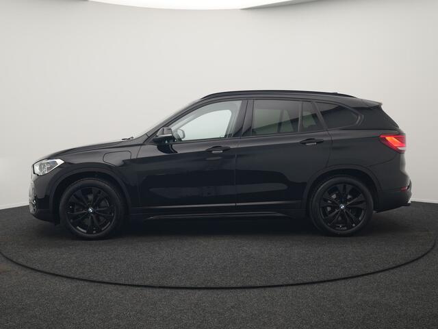 BMW X1 xDrive25e Sportline Plug In Hybrid 221pk Dealer O.H. PHEV | Sportstoelen Verwarmd | Camera | Sfeerverlichting | LED Koplampen | Navigatie | DAB | Cruise Control |