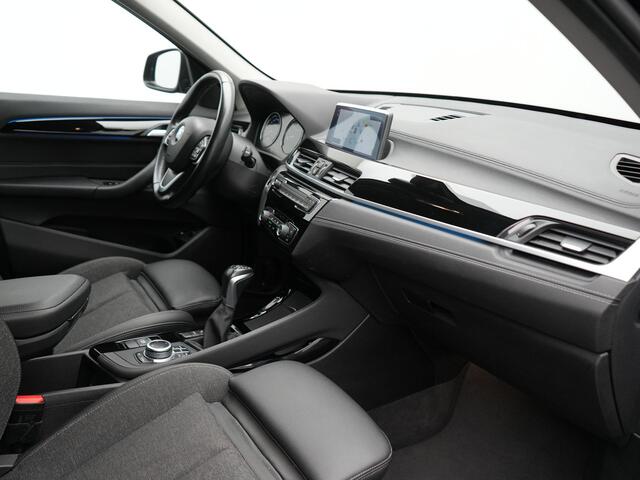 BMW X1 xDrive25e Sportline Plug In Hybrid 221pk Dealer O.H. PHEV | Sportstoelen Verwarmd | Camera | Sfeerverlichting | LED Koplampen | Navigatie | DAB | Cruise Control |