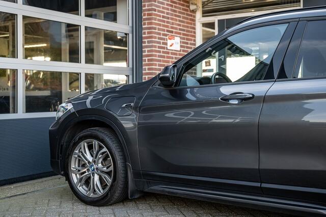 BMW X1 25e xDrive | Sport Line | Panorama | Stoelverwarming | H/K | Keyless | HUD | ACC | Adap. Led | Camera | 18' inch |