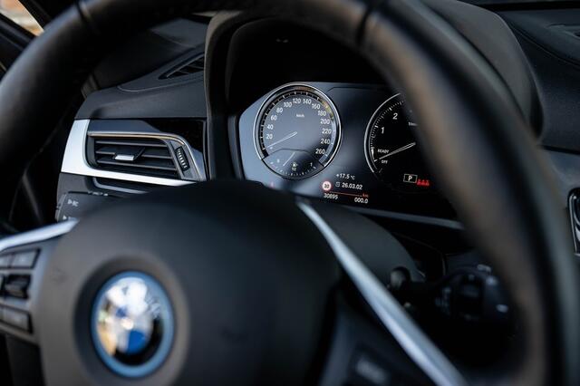 BMW X1 25e xDrive | Sport Line | Panorama | Stoelverwarming | H/K | Keyless | HUD | ACC | Adap. Led | Camera | 18' inch |