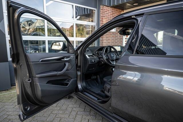 BMW X1 25e xDrive | Sport Line | Panorama | Stoelverwarming | H/K | Keyless | HUD | ACC | Adap. Led | Camera | 18' inch |