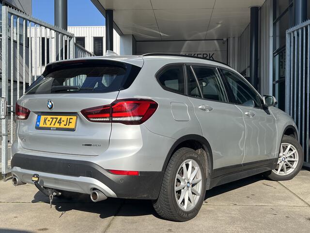 BMW X1 sDrive20i Executive Edition | AUTOMAAT | TREKHAAK | HEAD-UP DISPLAY | NAVI XL | CRUISE CONTROL | PDC | LMV | CLIMATE CONTROL | BLUETOOTH | LED | DAB | ELEKTR. ACHTERKLEP