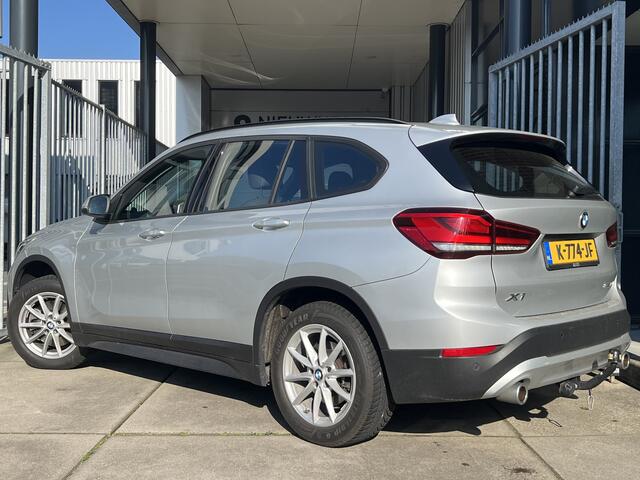 BMW X1 sDrive20i Executive Edition | AUTOMAAT | TREKHAAK | HEAD-UP DISPLAY | NAVI XL | CRUISE CONTROL | PDC | LMV | CLIMATE CONTROL | BLUETOOTH | LED | DAB | ELEKTR. ACHTERKLEP