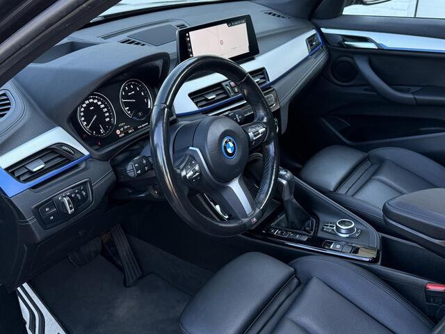 BMW X1 xDrive25e High Executive M SPORT | PANORAMA | TREKHAAK | DRIVING ASS. PLUS | LEDER | KEYLESS | STUURWIEL VERWARMING |