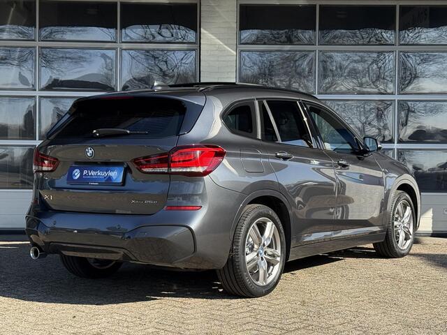 BMW X1 xDrive25e High Executive M SPORT | PANORAMA | TREKHAAK | DRIVING ASS. PLUS | LEDER | KEYLESS | STUURWIEL VERWARMING |