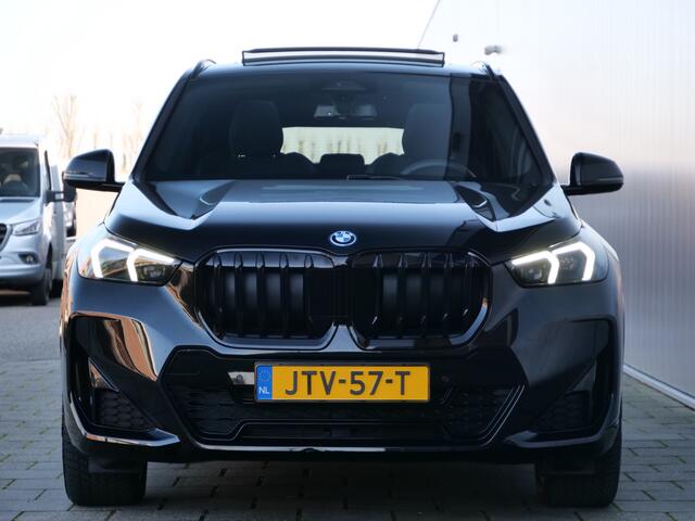 BMW X1 xDrive25e M Sport pakket Pro 245 Pk Automaat Schuifdak / Winterpakket / Harman Kardon