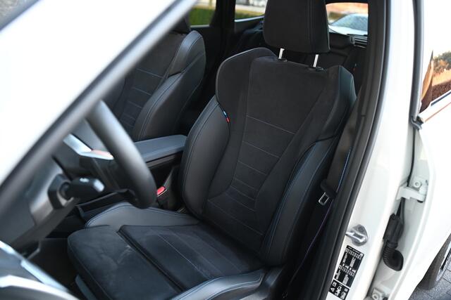 BMW X1 xDrive23i High Executive M Sport Automaat / Trekhaak / Panoramadak / Sportstoelen / Comfort Access / M Adaptief onderstel / Head-Up / Harman-Kardon