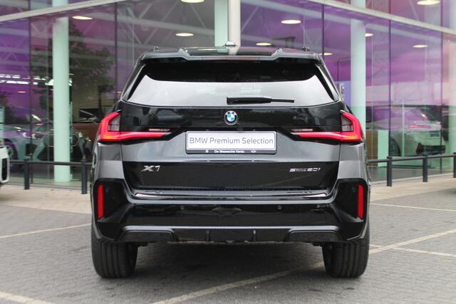 BMW X1 sDrive20i High Executive M Sport Automaat / Panoramadak / Trekhaak / Sportstoelen / Comfort Access / Parking Assistant Plus / Head-Up / M Adaptief onderstel / Adaptieve LED