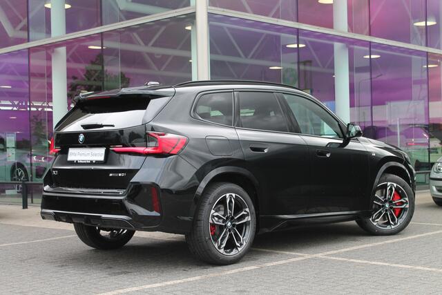 BMW X1 sDrive20i High Executive M Sport Automaat / Panoramadak / Trekhaak / Sportstoelen / Comfort Access / Parking Assistant Plus / Head-Up / M Adaptief onderstel / Adaptieve LED