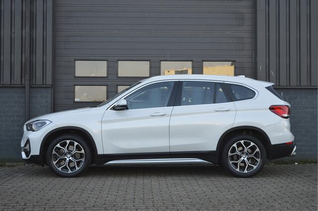 BMW X1 sDrive20i VDL Nedcar Edition | HUD | LEDER | TREKHAAK |