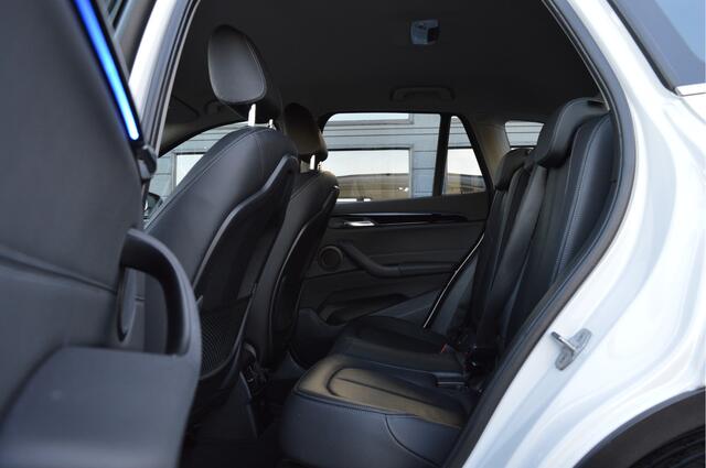 BMW X1 sDrive20i VDL Nedcar Edition | HUD | LEDER | TREKHAAK |