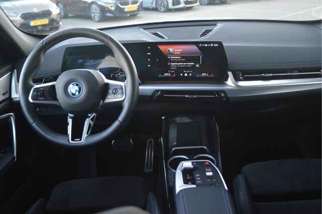BMW X1 xDrive25e M Sport Automaat / M Adaptief onderstel / Sportstoelen / Comfort Access / Achteruitrijcamera / Harman-Kardon / Adaptieve LED / Stoelverwarming