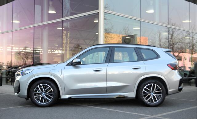 BMW X1 xDrive25e M Sport Automaat / M Adaptief onderstel / Sportstoelen / Comfort Access / Achteruitrijcamera / Harman-Kardon / Adaptieve LED / Stoelverwarming