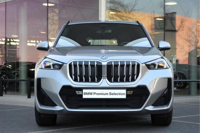 BMW X1 xDrive25e M Sport Automaat / M Adaptief onderstel / Sportstoelen / Comfort Access / Achteruitrijcamera / Harman-Kardon / Adaptieve LED / Stoelverwarming