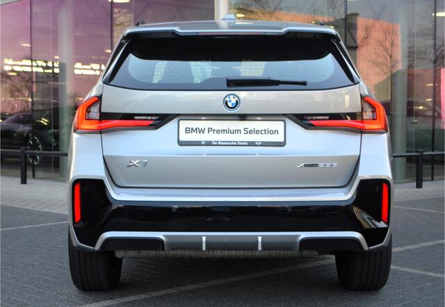 BMW X1 xDrive25e M Sport Automaat / M Adaptief onderstel / Sportstoelen / Comfort Access / Achteruitrijcamera / Harman-Kardon / Adaptieve LED / Stoelverwarming