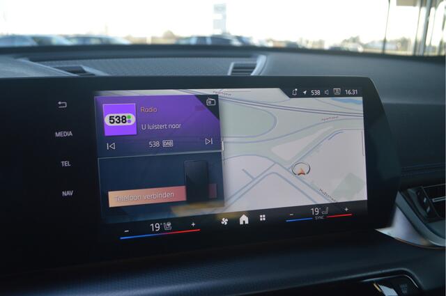 BMW X1 xDrive25e M Sport Automaat / M Adaptief onderstel / Sportstoelen / Comfort Access / Achteruitrijcamera / Harman-Kardon / Adaptieve LED / Stoelverwarming