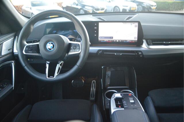 BMW X1 xDrive25e M Sport Automaat / M Adaptief onderstel / Sportstoelen / Comfort Access / Achteruitrijcamera / / Harman-Kardon / Adaptieve LED