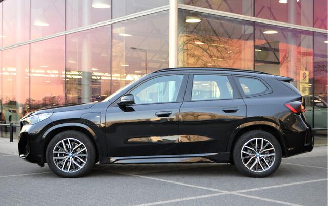 BMW X1 xDrive25e M Sport Automaat / M Adaptief onderstel / Sportstoelen / Comfort Access / Achteruitrijcamera / / Harman-Kardon / Adaptieve LED