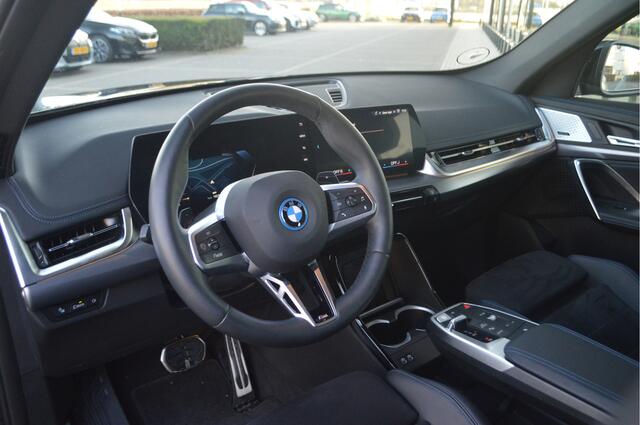 BMW X1 xDrive25e M Sport Automaat / M Adaptief onderstel / Sportstoelen / Comfort Access / Achteruitrijcamera / / Harman-Kardon / Adaptieve LED