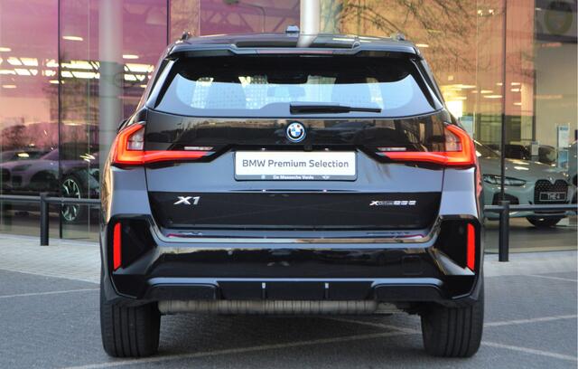 BMW X1 xDrive25e M Sport Automaat / M Adaptief onderstel / Sportstoelen / Comfort Access / Achteruitrijcamera / / Harman-Kardon / Adaptieve LED