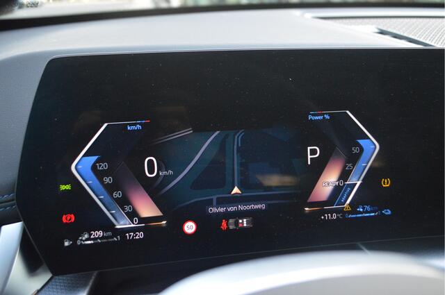 BMW X1 xDrive25e M Sport Automaat / M Adaptief onderstel / Sportstoelen / Comfort Access / Achteruitrijcamera / / Harman-Kardon / Adaptieve LED