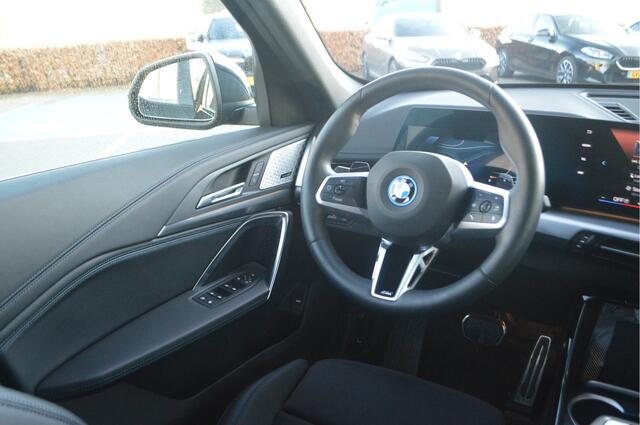 BMW X1 xDrive25e M Sport Automaat / M Adaptief onderstel / Sportstoelen / Comfort Access / Achteruitrijcamera / / Harman-Kardon / Adaptieve LED