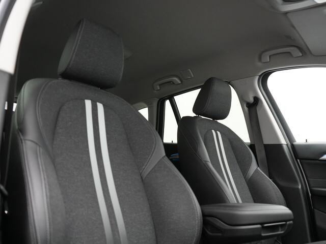 BMW X1 xDrive25e Sportline Plug In Hybrid 221pk Dealer O.H. PHEV | Trekhaak Afn. | Camera | Sportstoelen Memory & Verwarmd | Keyless | Sfeerverlichting | Adaptive LED | Cruise Control | Navigatie | DAB |