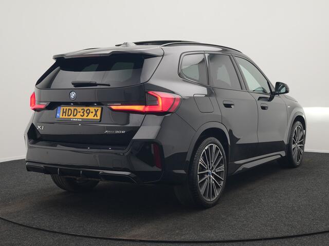 BMW X1 xDrive30e M Sport Plug In Hybrid 326pk Dealer O.H. PHEV | Panodak | Trekhaak af Fabriek | Lederen Sportstoelen Massage & Memory | Adaptive Cruise | 360 Camera | 20 "L.M | Harman / Kardon | Head Up | Keyless |