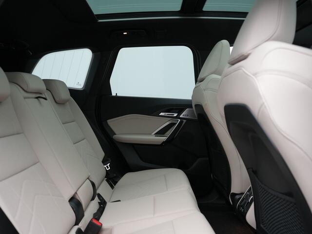 BMW X1 xDrive30e M Sport Plug In Hybrid 326pk Dealer O.H. PHEV | Panodak | Trekhaak af Fabriek | Lederen Sportstoelen Massage & Memory | Adaptive Cruise | 360 Camera | 20 "L.M | Harman / Kardon | Head Up | Keyless |